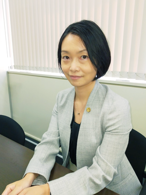 弁護士 石野百合子 インタビュー写真1